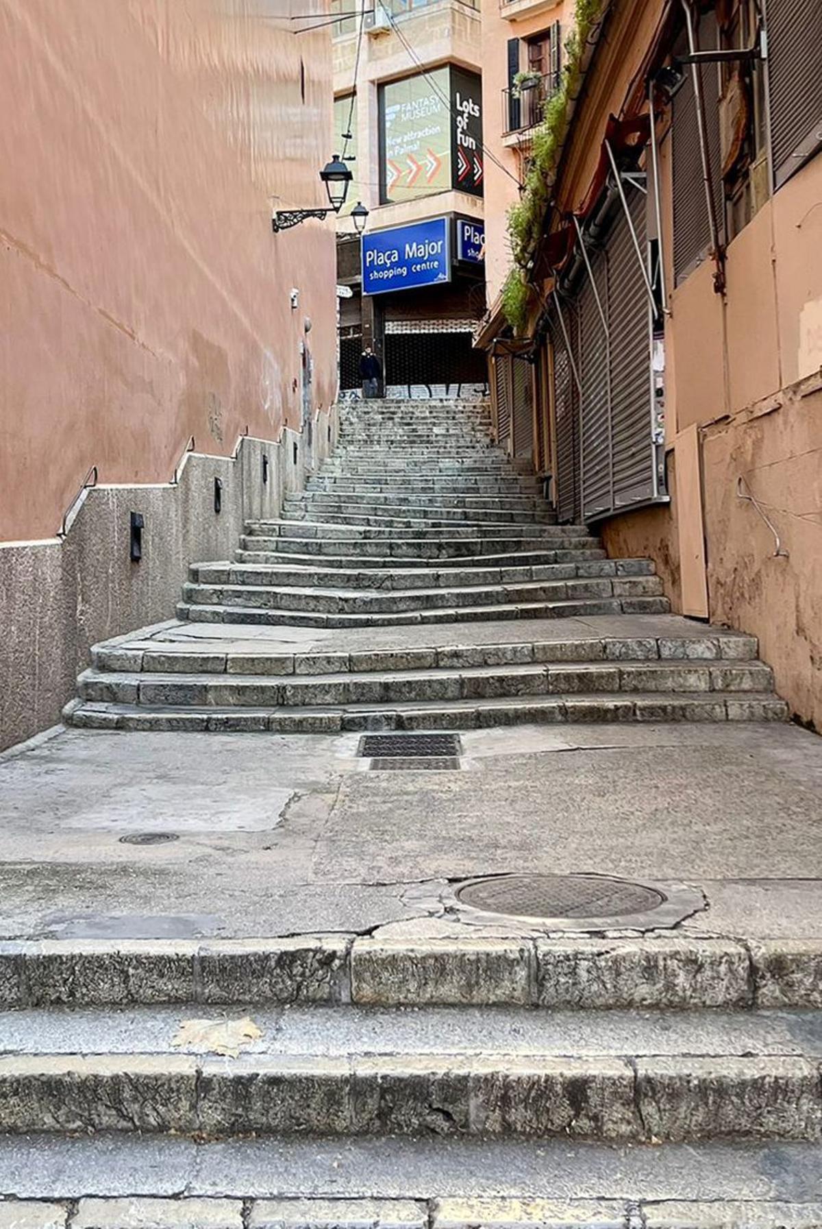 En la semana en la que estamos obsesionados por cualquier variación milimétrica en el firme de la vía pública, Palma ofrece escaleras alabeadas de diseño ergonómico, quizás con algún riesgo de descarrilamiento para los viandantes.