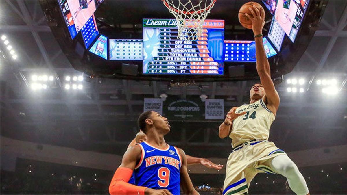 Los Bucks arrollan a los Knicks con un Antetokounmpo espectacular