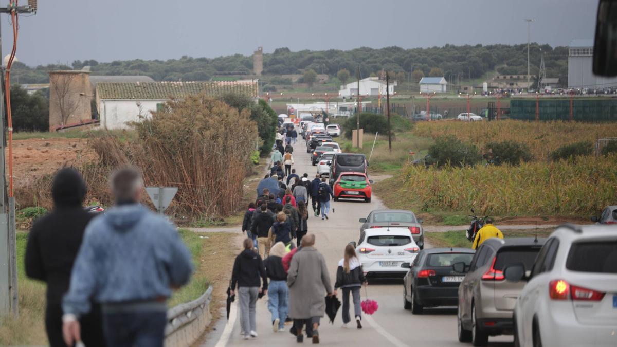 Locura y largas colas para ver a los cazas en la base aérea de Son Sant Joan