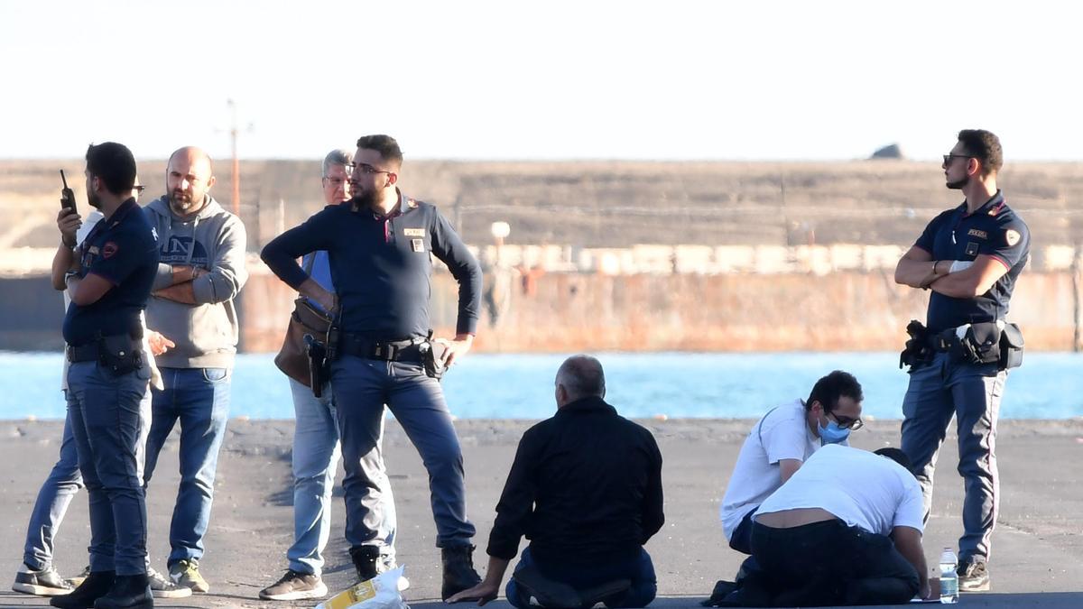 Migrantes en el puerto de Catania.