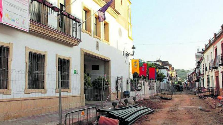 Estado actual de las obras de la calle Alcolea, a la altura del Ayuntamiento.