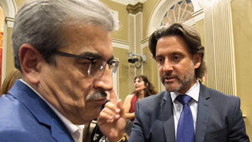 Román Rodríguez y Gustavo Matos en el Parlamento de Canarias.