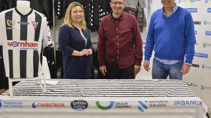 Rosa Prieto, César Santiso y Juan Vázquez, en la presentación.