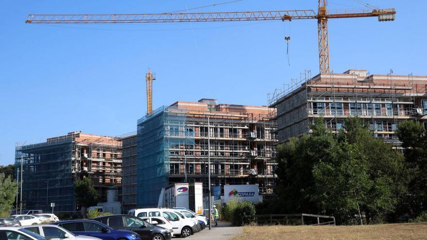 Vivenda tiene a la venta en Pontevedra un centenar de locales y garajes en diversos edificios de pisos públicos