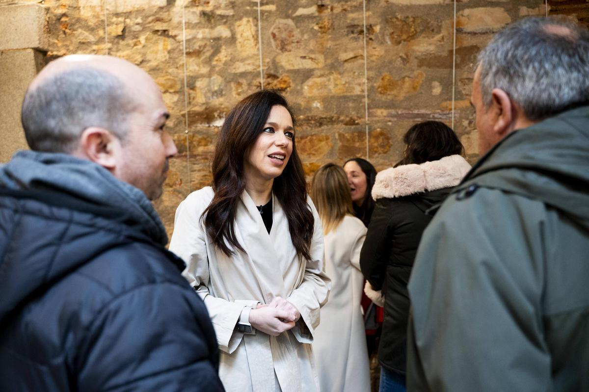 La consejera conversa con pacientes.