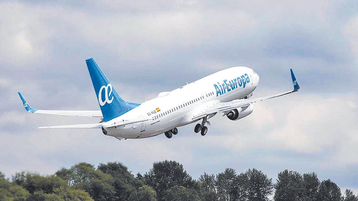 Boeing 737 de Air Europa despegando del aeropuerto de Palma.