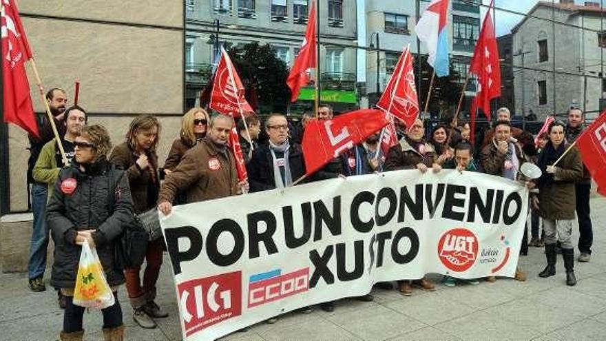 Concentración de trabajadores, en la mañana de ayer.  // Rafa Vázquez