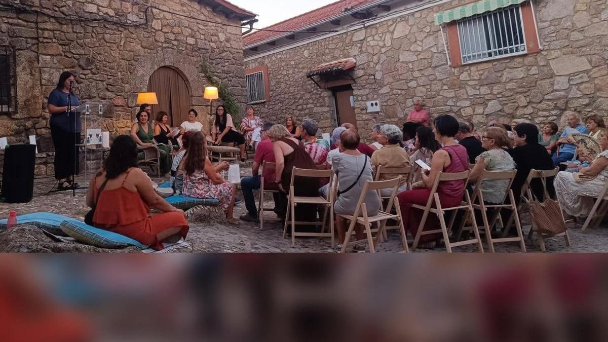 Varias personas participan en una actividad literaria de la biblioteca en Acebo, en este mes de agosto.