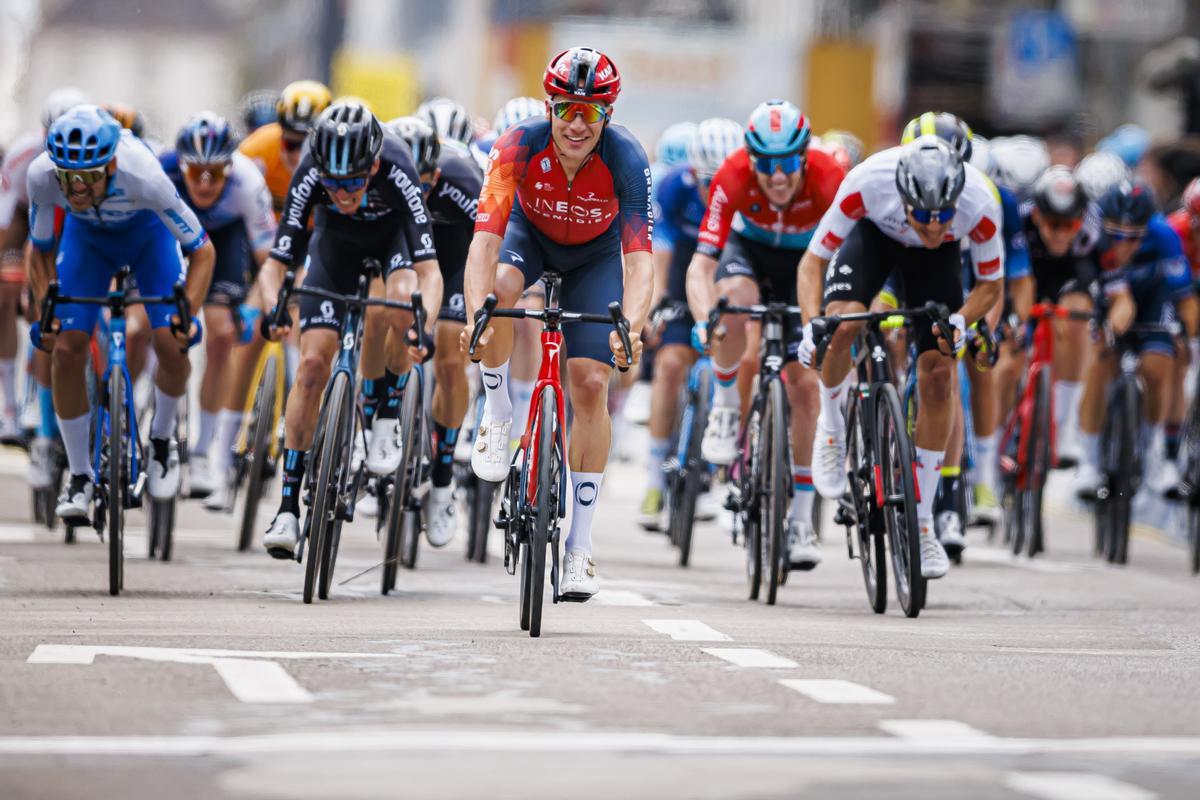 Llegada al esprint en la segunda etapa del Tour de Romandía, con Ayuso segundo por delante de Bardet.