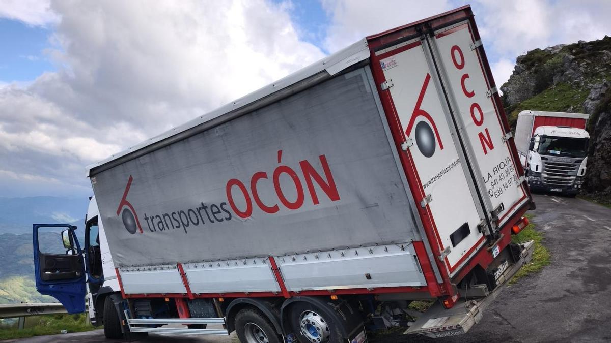 El camión accidentado en el Angliru
