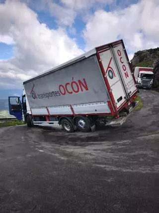 Un camión de la Vuelta Ciclista se queda suspendido en el aire en el Angliru y deja atrapados a otros transportistas de la prueba