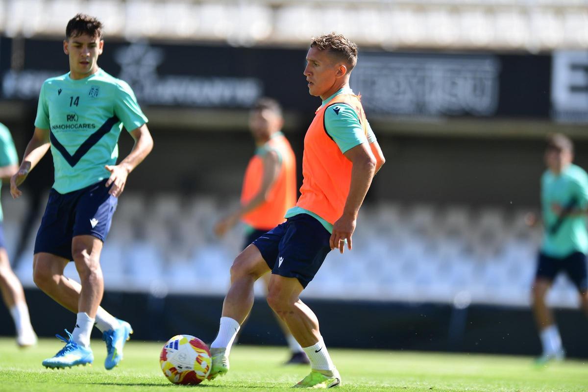 Pablo de Blasis, durante un entrenamiento de esta semana en el Cartagonova