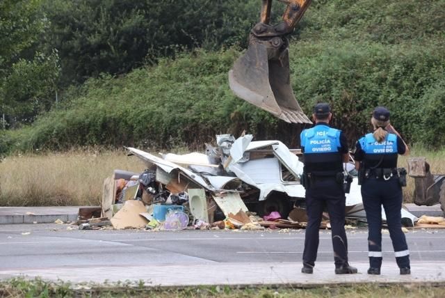 El Ayuntamiento de Oviedo desaloja las chabolas de La Malata