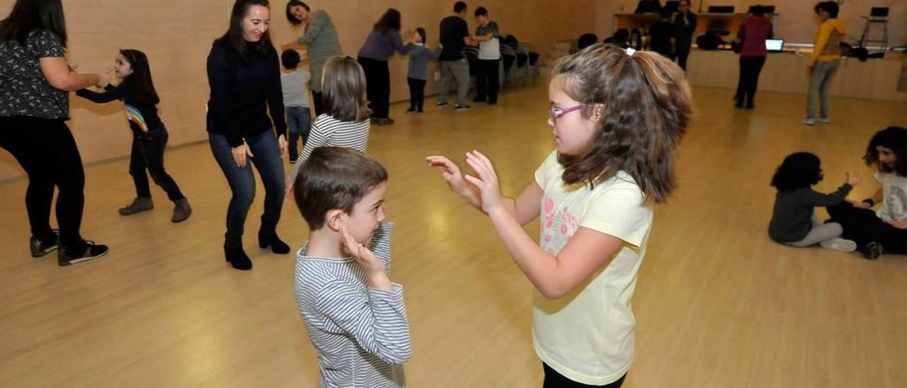 Un momento del taller de teatro para familias, impartido por Roca Suárez y Ana Celia Álvarez.