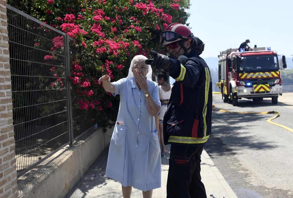 Las imágenes del incendio que ha obligado a desalojar un convento en Guadalupe