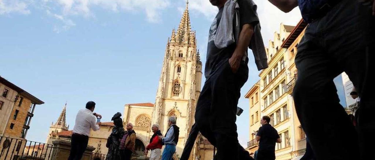Turistas, ayer por la tarde en Oviedo, ante la Catedral.