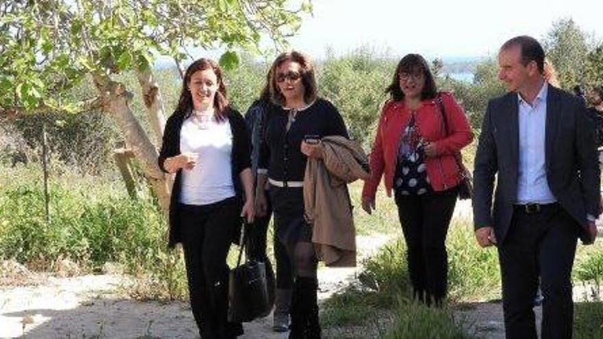 Los representantes del Govern y del Consell de Formentera durante la visita a sa Senieta.