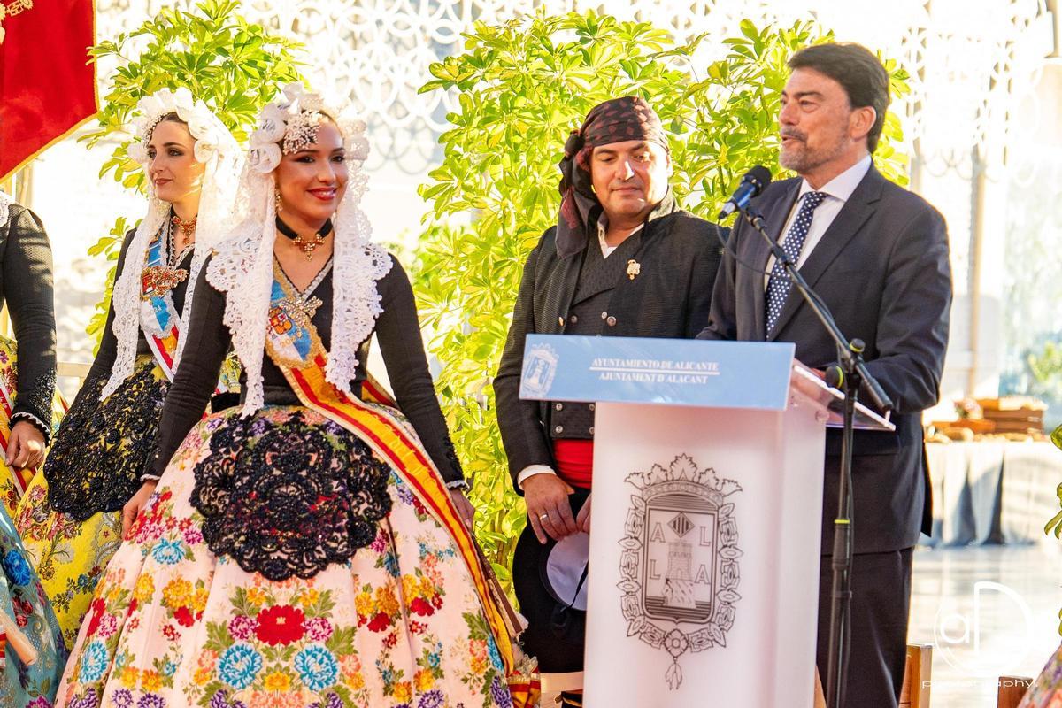 Luego la bellea del foc con barcala y el presidente de la federació David Olivares.