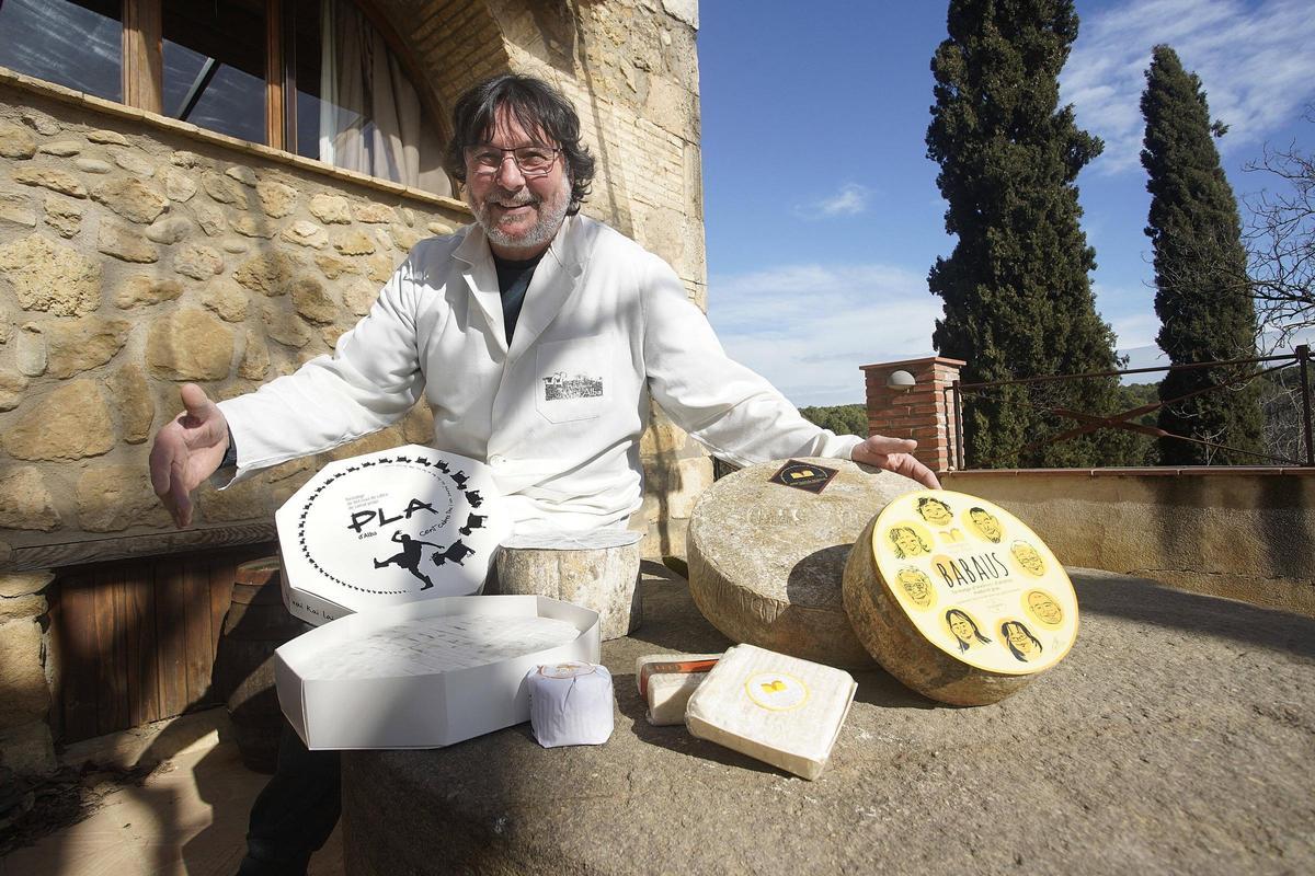 Martí Huguet amb els formatges que elabora artesanalment a Mas Alba.