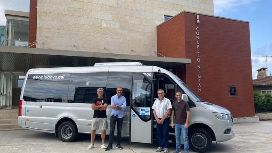 El alcalde Juan González y el concejal Diego García junto a un autobús similar al que se implantará.