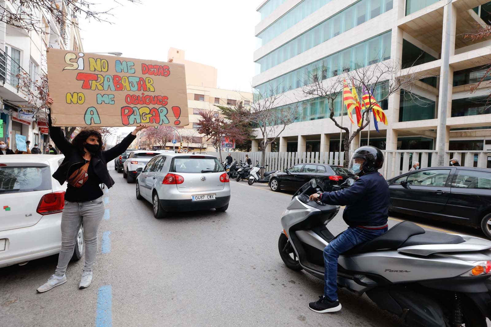 Protesta en Ibiza: "No me podéis cerrar el local y cobrarme el cien por cien de los impuestos"