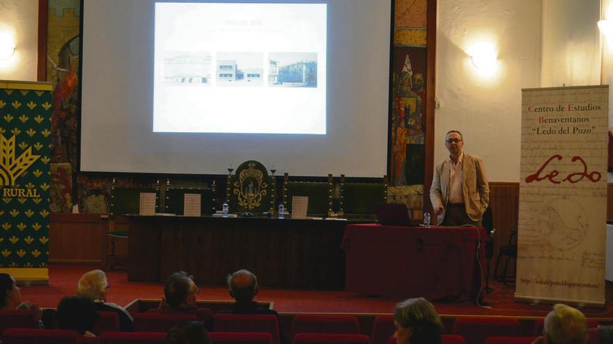 Javier Carbayo Baz, durante la charla de ayer en la Casa de Cultura La Encomienda.