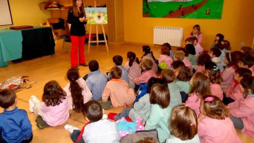 Los alumnos de Infantil, ayer, escuchando un cuentacuentos con motivo de la festividad.