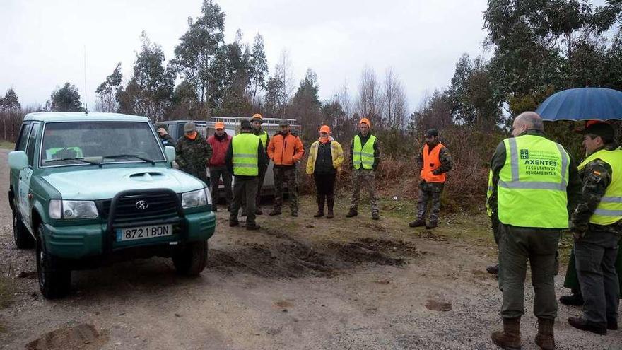 Los participantes en la batida, con agentes de la Xunta. // Rafa Vázquez