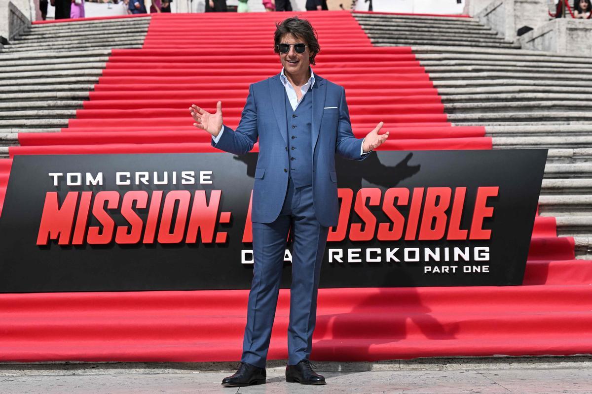 Tom Cruise posa en la Plaza de España,  en Roma, antes del estreno de la película Mission: Impossible - Dead Reckoning Part One
