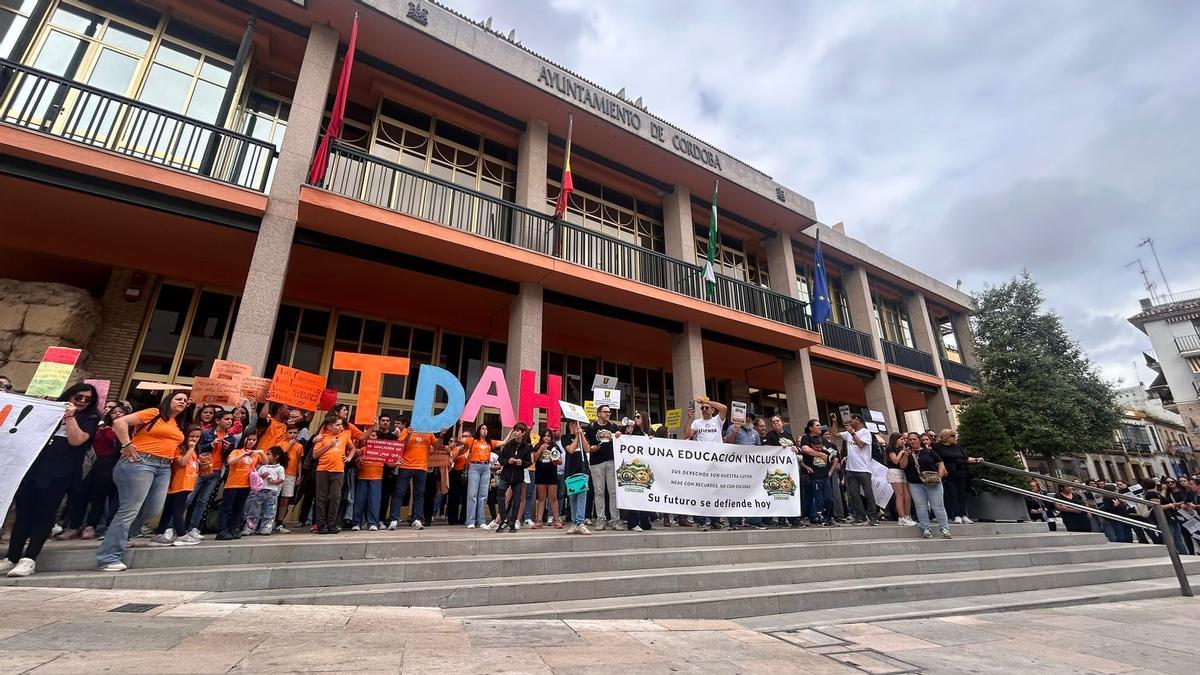 Las familias leyeron un manifiesto ante el Ayuntamiento de Córdoba.