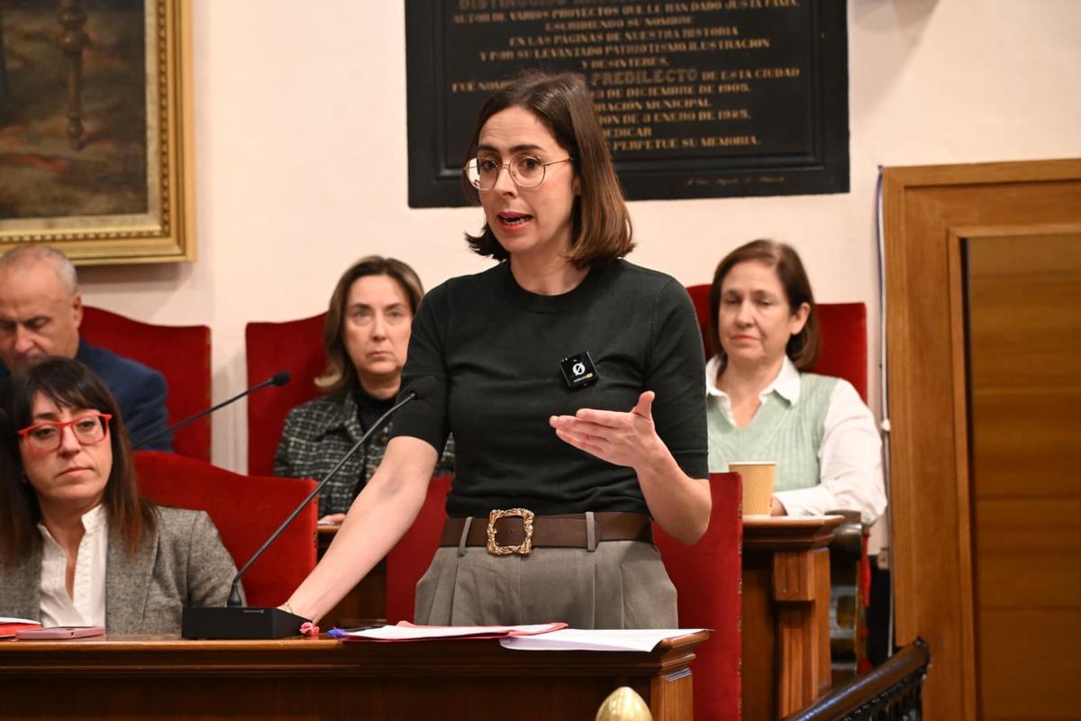 Esther Díez, en el pleno de este lunes en el Ayuntamiento de Elche, correspondiente a enero.