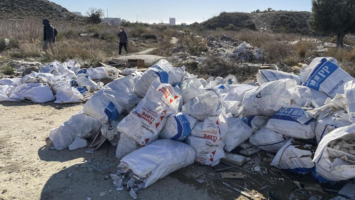 El cierre perimetral del municipio de Alicante los fines de semana multiplica las excursiones familiares a las lagunas de Rabasa