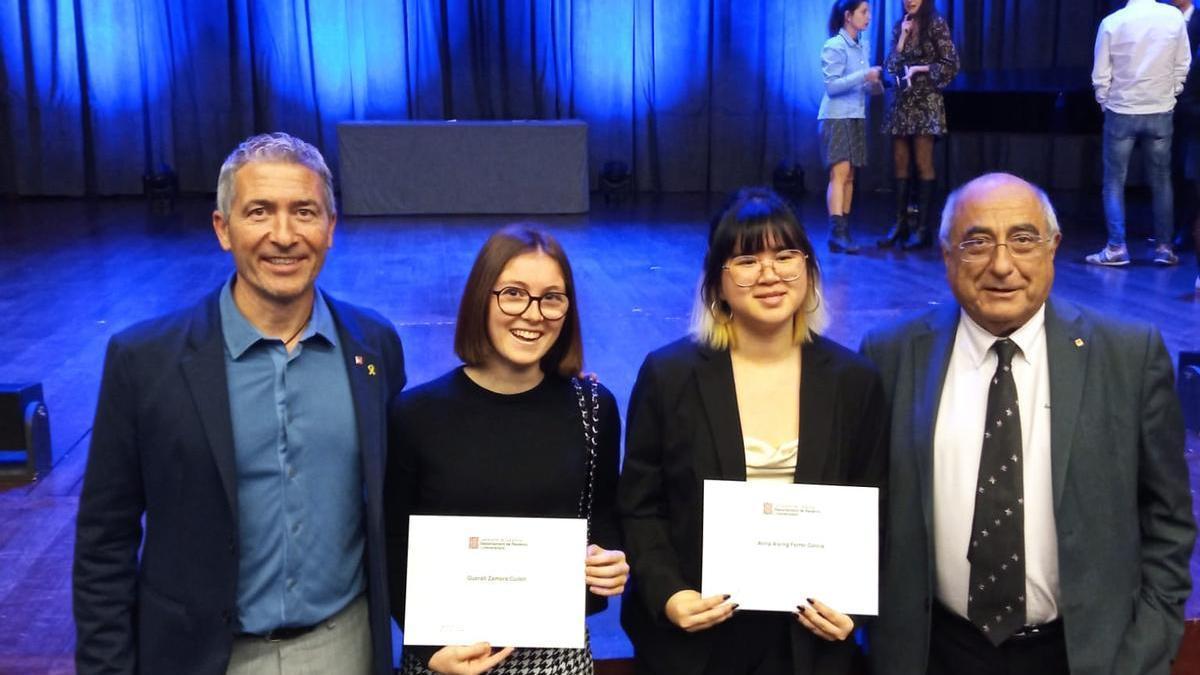 Les guardonades Queralt Zamora i Anna Ferrer, amb els consellers d’Educació, Josep Gonzàlez-Cambray, i de Recerca i Universitats, Joaquim Nadal.