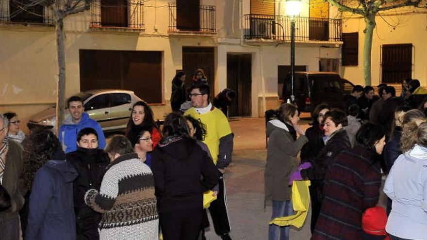 Vecinos de Ossa de Montiel en la plaza del ayuntamiento, tras el terremoto de una magnitud de 5,2 en la escala de Richter.