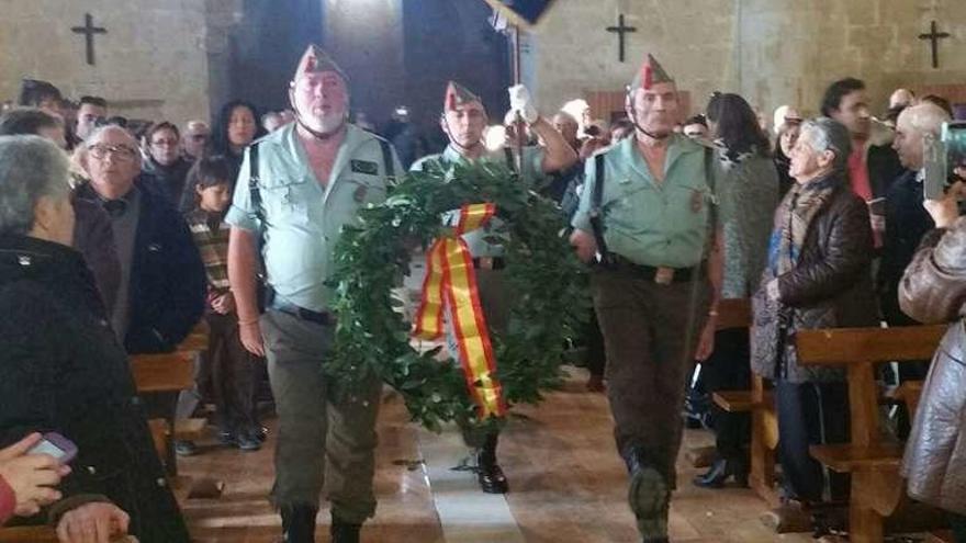 Entrada de los veteranos legionarios en la iglesia, y un momento del homenaje en el que la hermana del finado lee unas palabras.