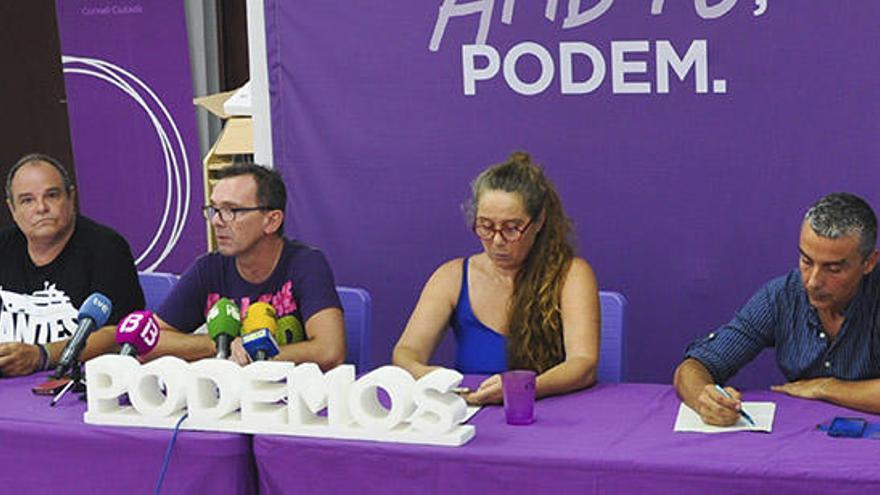 Morrás, Aguilera, De Sans y Di Terlizzi, ayer, en rueda de prensa en la sede de Podemos de Vila.