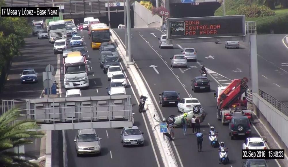 Dos vuelcos bloquean la Avenida Marítima