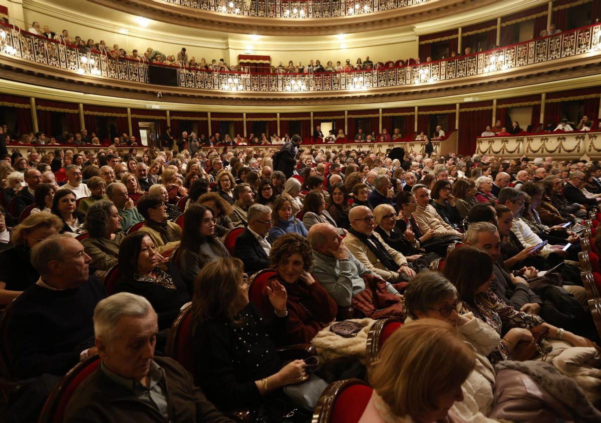 Público asistente ayer al recital «Versos en Navidad». | LUISMA MURIAS