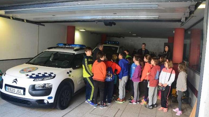 Los escolares también visitaron la comisaría de Policía Local. /G.N.