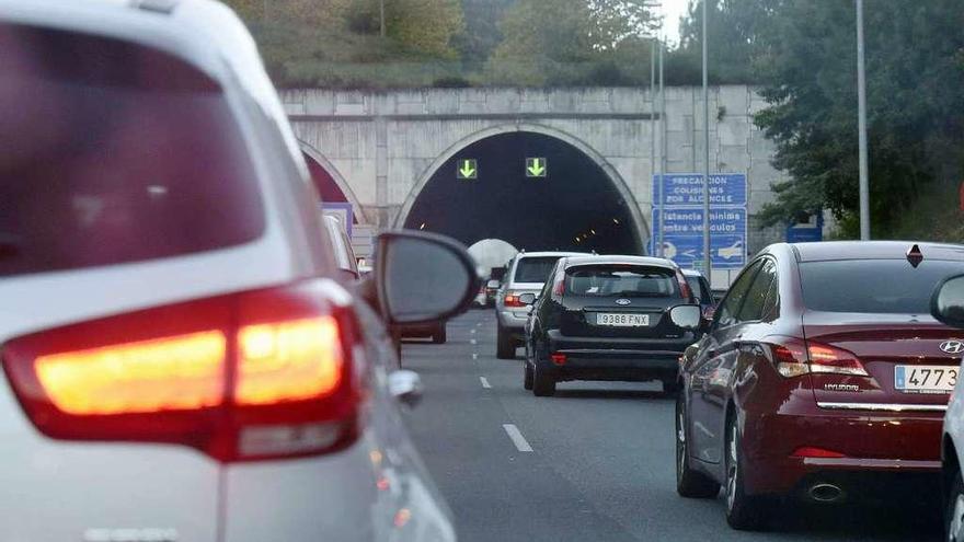 Más de 5 kilómetros de colas y hasta 90 minutos para llegar por autopista  |  Llegar a Ifevi desde el centro de Vigo lleva entre 15 y 20 minutos. Pero con Conxemar y el embudo que se produce a la salida de la AP-9 están siendo necesarios hasta 90 en hora punta. Las caravanas están superando los 5 kilómetros y colapsando la autopista, tanto desde Puxeiros como desde los túneles de A Madroa (en la imagen).