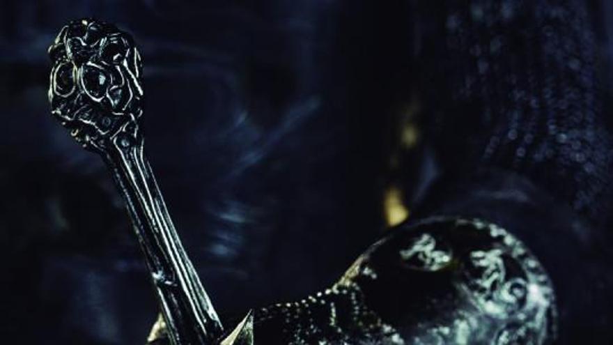 Sauron sostiene su espada en ‘Los anillos del poder’, cuya protagonista, Galadriel, ocupa la portada del ‘Dominical’ junto a una de las bestias de ‘La casa del dragón’. Al lado, detalle de un huevo.  | | LP/DLP 