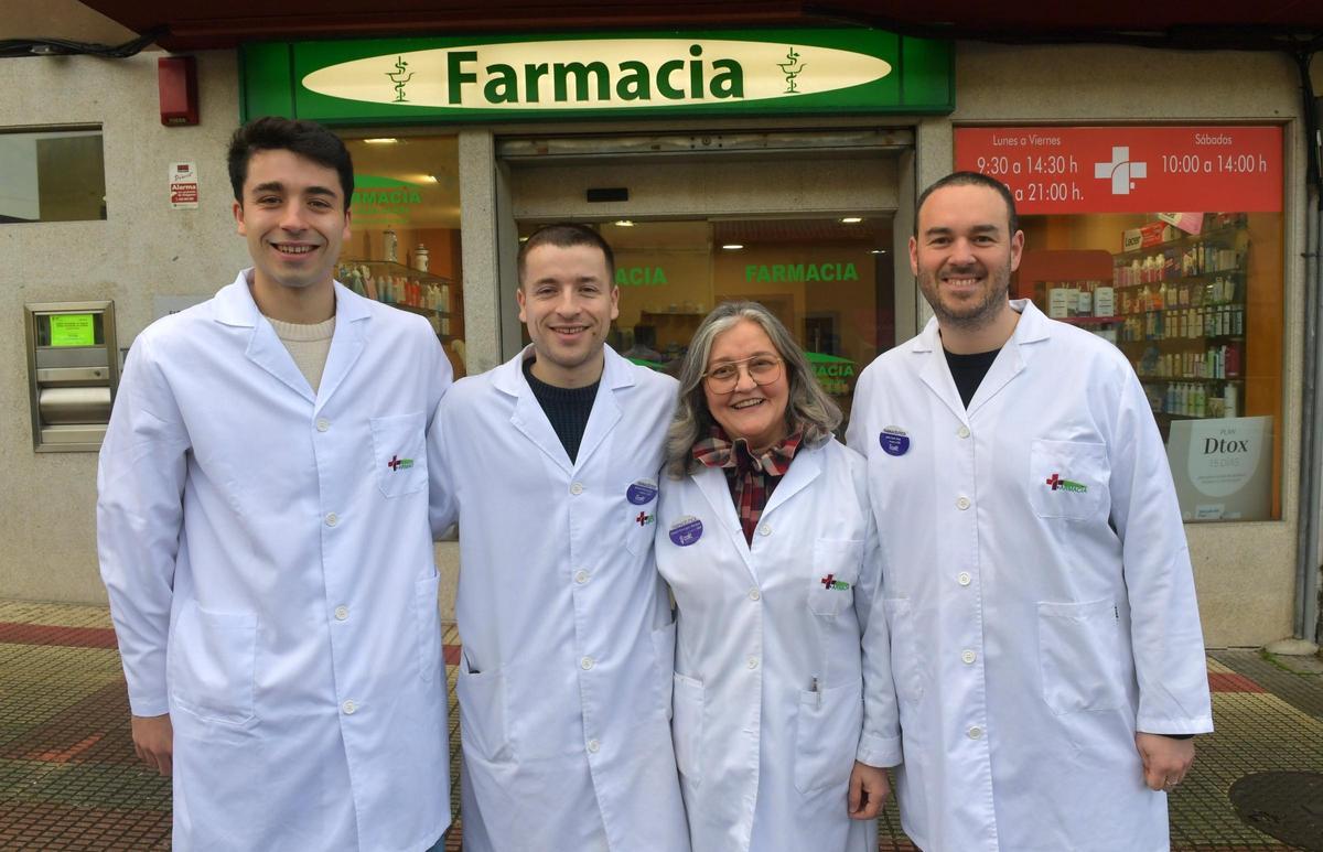 Tomás y Gabriel Villares junto a Dámaris Domínguez y Julio Castro en la farmacia de Arteixo.
