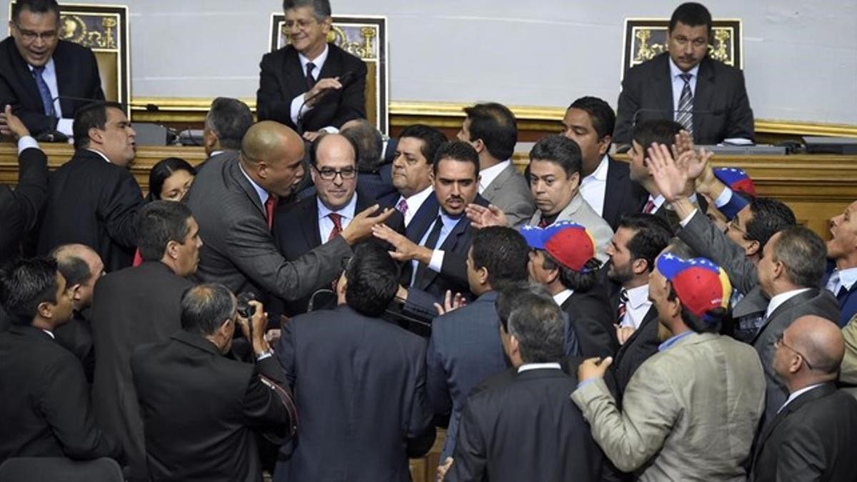 Tensión en la sesión inaugural del Parlamento venezolano.