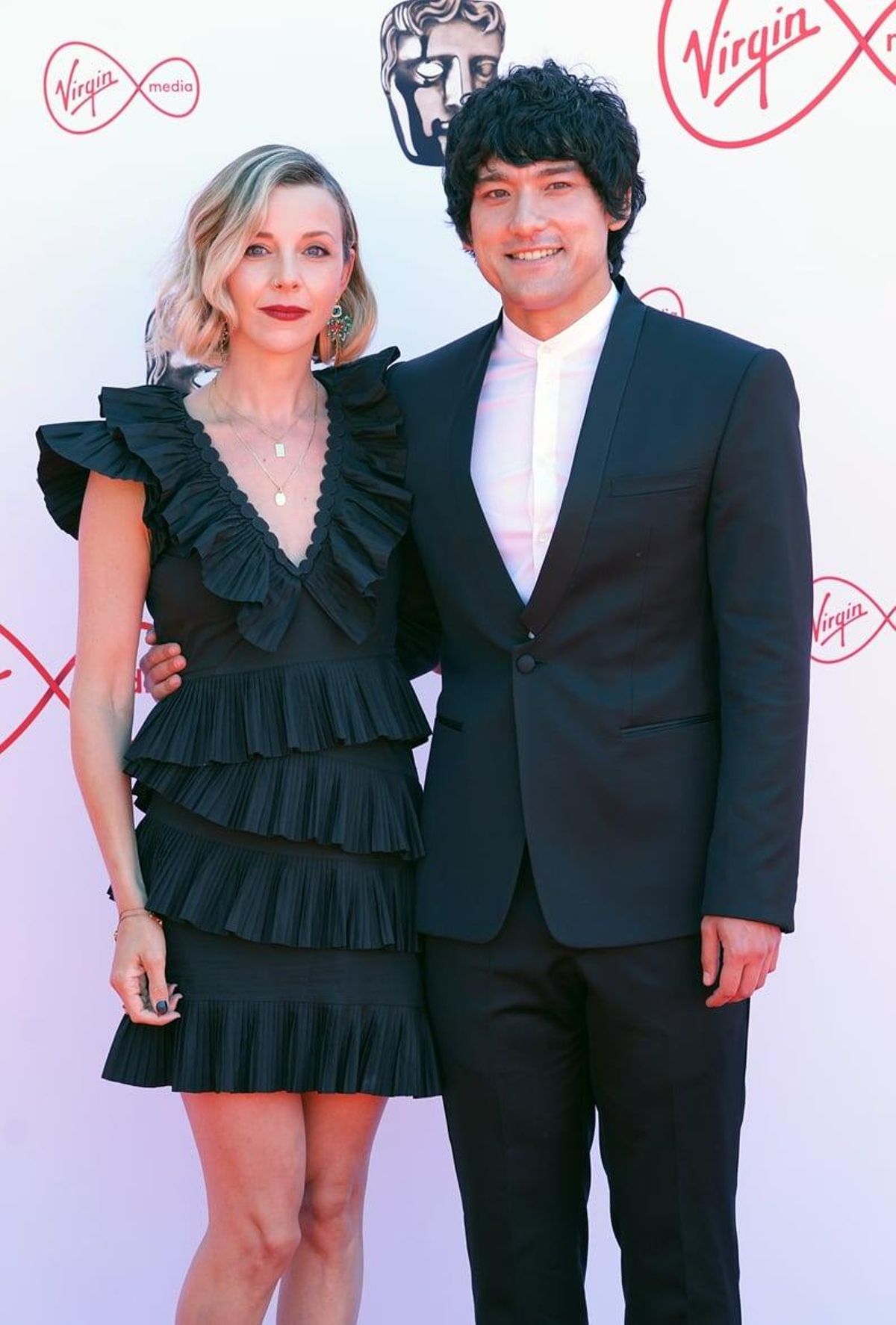 Sophia Di Martino y Will Sharpe en un photocall