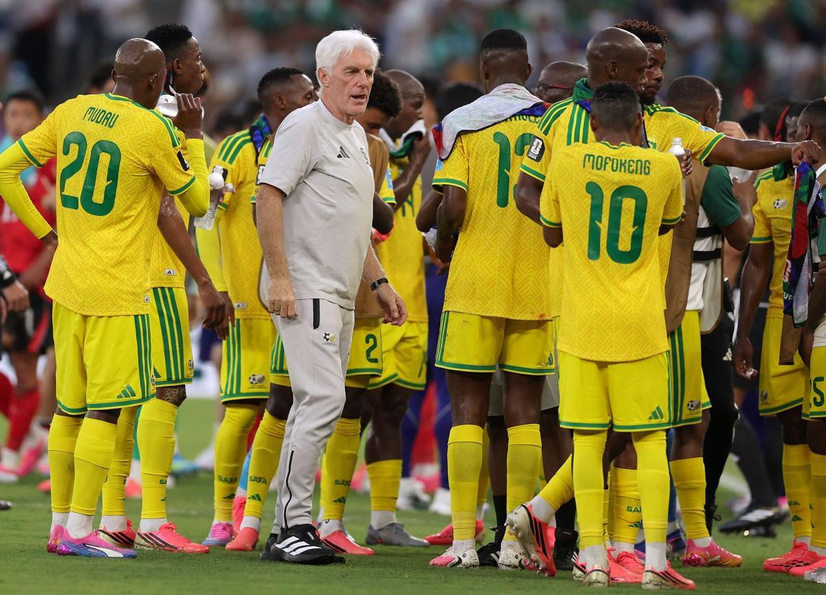 South Africa's head coach Hugo Broos talks to his players during a hydration break of the 2026 World Cup Group A football match between South Africa and South Korea at the Monterrey Stadium in Guadalupe, Mexico, on June 24, 2026. (Photo by Julio Cesar AGUILAR / AFP)