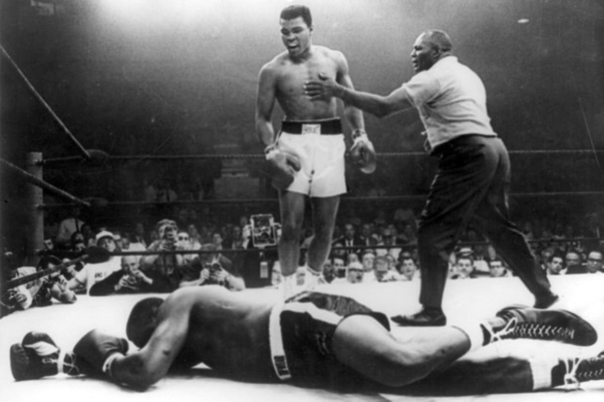 Cassius Clay, després de batre en el setè assalt Sonny Liston.