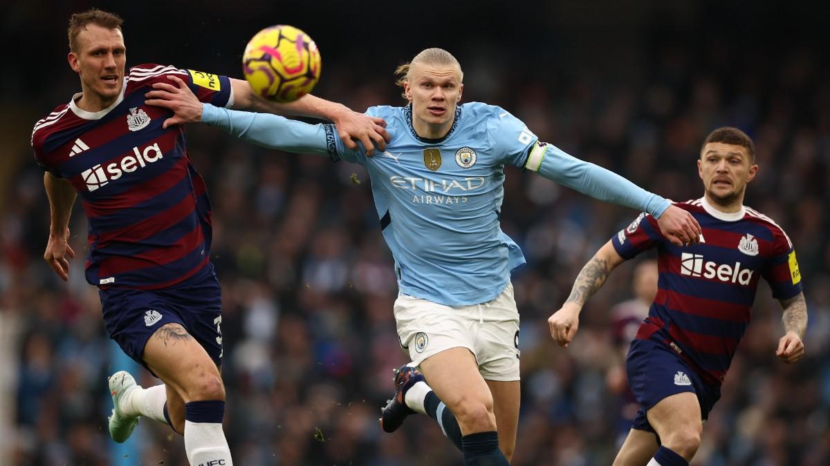Dan Burn y Erling Haaland, en el Newcastle United - Manchester City de la Premier League
