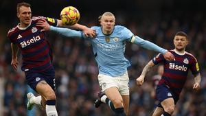Dan Burn y Erling Haaland, en el Newcastle United - Manchester City de la Premier League
