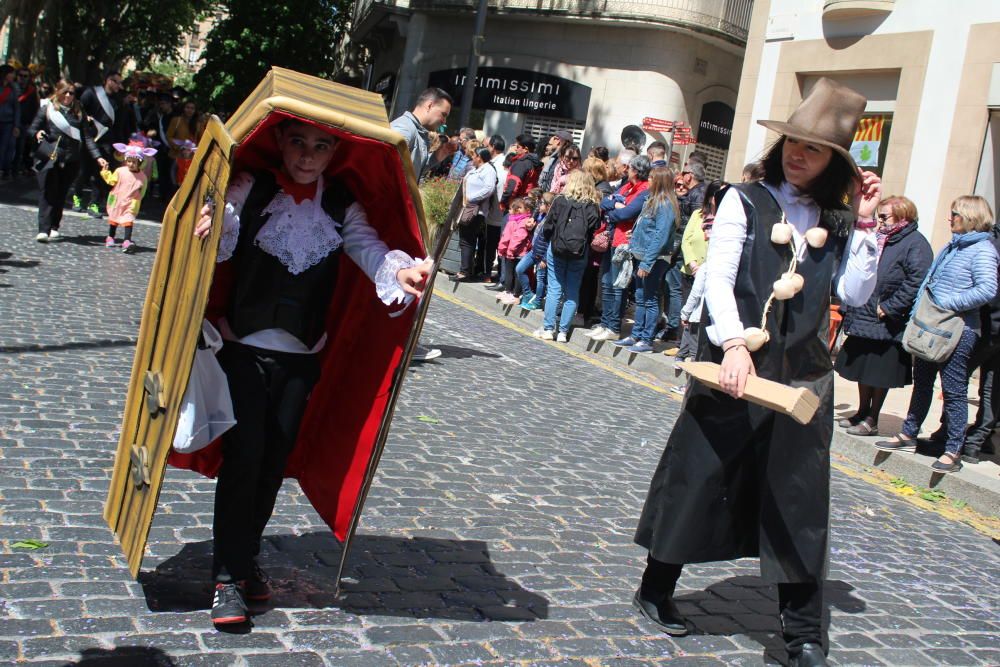 La rua escolar de la Santa Creu torna a enlluernar