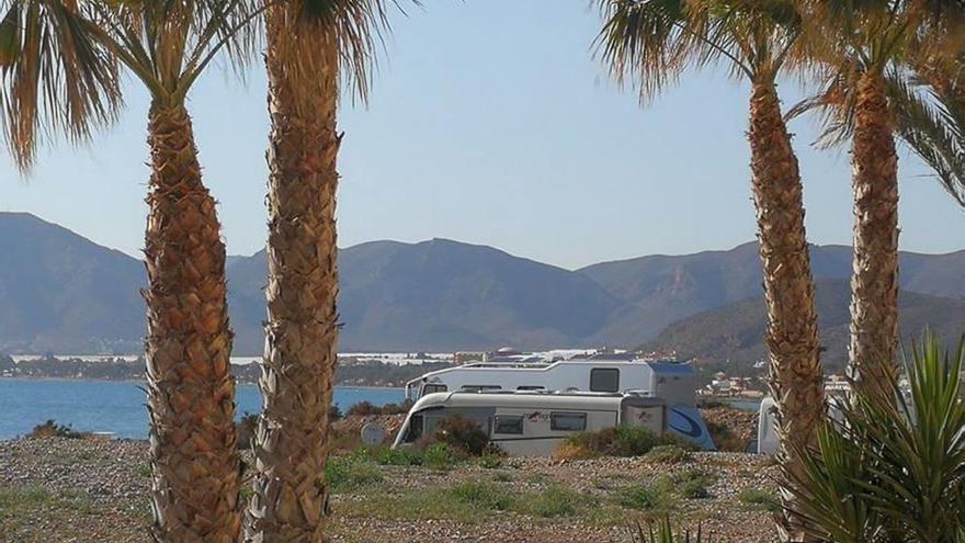 Los vecinos de La Azohía se hartan de las autocaravanas